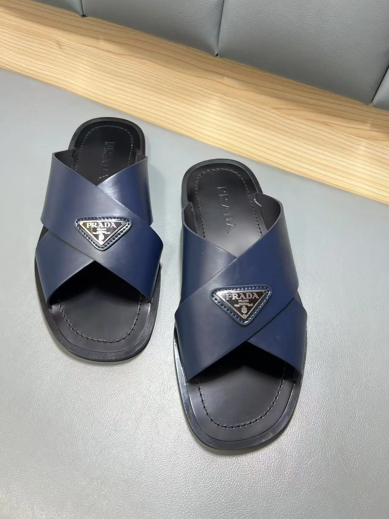 340💰PRADA Prada’s latest slippers are synchronized with the official website. This slipper is made of the brand’s unique and iconic Saffiano leather. The brand logo jumps out from the double straps, and the brand style is clearly visible. Cowhide gives men elegant charm and functional design, making it an ideal choice for vacation and leisure. Size:38-45